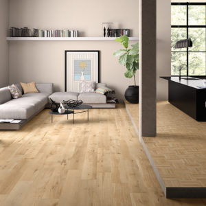 Projet complexe qui englobe plusieurs essences de bois et associe aux lames classiques le format 20x20 qui, en raison de son esthétique originale, devient la grande vedette de la collection. Le projet magnifie le veinage, la structure et la tonalité des bois examinés sous divers angles de vue : le chant, la tête ou la longueur des lattes. L'assortiment ou l'alternance des formats, sur le sol et sur le mur, permet de caractériser les espaces par un look contemporain et enchanteur, à chaque fois différent.