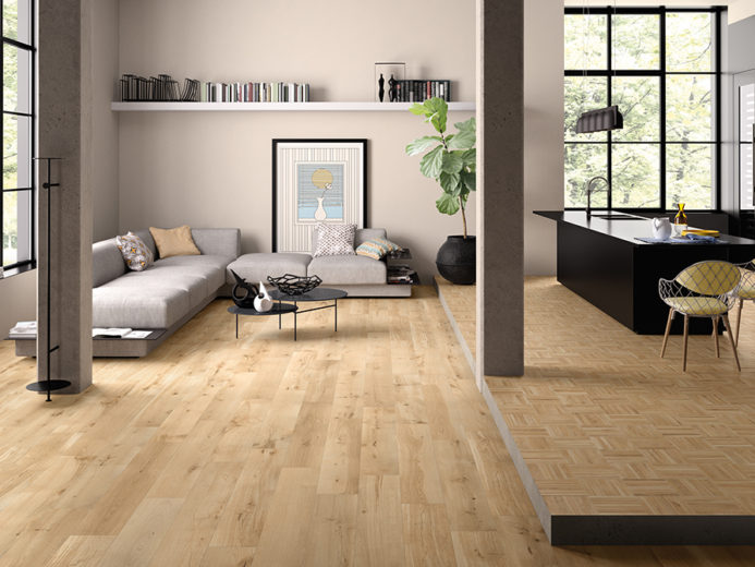 Projet complexe qui englobe plusieurs essences de bois et associe aux lames classiques le format 20x20 qui, en raison de son esthétique originale, devient la grande vedette de la collection. Le projet magnifie le veinage, la structure et la tonalité des bois examinés sous divers angles de vue : le chant, la tête ou la longueur des lattes. L'assortiment ou l'alternance des formats, sur le sol et sur le mur, permet de caractériser les espaces par un look contemporain et enchanteur, à chaque fois différent.