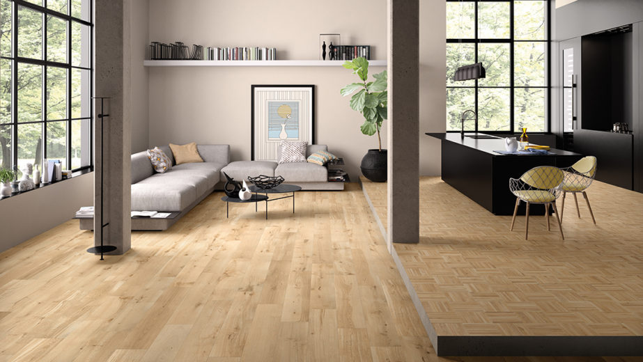 Projet complexe qui englobe plusieurs essences de bois et associe aux lames classiques le format 20x20 qui, en raison de son esthétique originale, devient la grande vedette de la collection. Le projet magnifie le veinage, la structure et la tonalité des bois examinés sous divers angles de vue : le chant, la tête ou la longueur des lattes. L'assortiment ou l'alternance des formats, sur le sol et sur le mur, permet de caractériser les espaces par un look contemporain et enchanteur, à chaque fois différent.