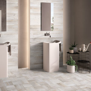 Projet complexe qui englobe plusieurs essences de bois et associe aux lames classiques le format 20x20 qui, en raison de son esthétique originale, devient la grande vedette de la collection. Le projet magnifie le veinage, la structure et la tonalité des bois examinés sous divers angles de vue : le chant, la tête ou la longueur des lattes. L'assortiment ou l'alternance des formats, sur le sol et sur le mur, permet de caractériser les espaces par un look contemporain et enchanteur, à chaque fois différent.