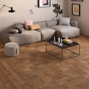 Projet complexe qui englobe plusieurs essences de bois et associe aux lames classiques le format 20x20 qui, en raison de son esthétique originale, devient la grande vedette de la collection. Le projet magnifie le veinage, la structure et la tonalité des bois examinés sous divers angles de vue : le chant, la tête ou la longueur des lattes. L'assortiment ou l'alternance des formats, sur le sol et sur le mur, permet de caractériser les espaces par un look contemporain et enchanteur, à chaque fois différent.