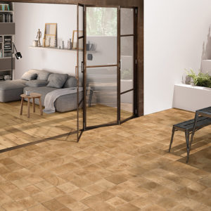 Projet complexe qui englobe plusieurs essences de bois et associe aux lames classiques le format 20x20 qui, en raison de son esthétique originale, devient la grande vedette de la collection. Le projet magnifie le veinage, la structure et la tonalité des bois examinés sous divers angles de vue : le chant, la tête ou la longueur des lattes. L'assortiment ou l'alternance des formats, sur le sol et sur le mur, permet de caractériser les espaces par un look contemporain et enchanteur, à chaque fois différent.