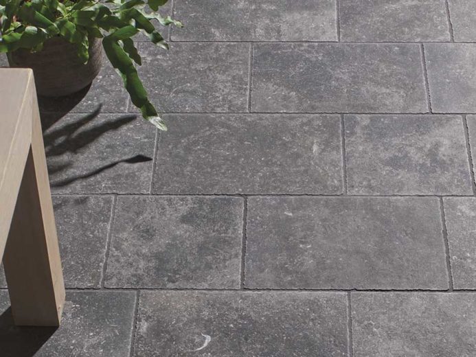 Pierre carrelage grand format dalle sur plot sanitaire architecte décoration