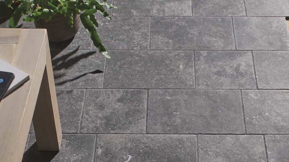 Pierre carrelage grand format dalle sur plot sanitaire architecte décoration