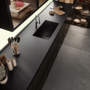 Absolute black plan de travail cuisine top kitchen cérame marbrier faconnage Toulouse décoration architecte