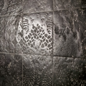 Ibla Tombolo dark carrelage sol mur sanitaire salle de bain toulouse decoration architecte douche pierre beton marbre piemme