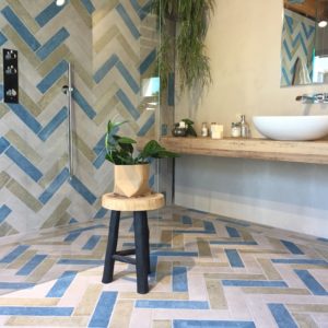 CONSOLARE BIANCO VERDE BOSCO BLU OLTREMARE 6X25 decoration pierre italie pietra terre cuite balma toulouse architecte